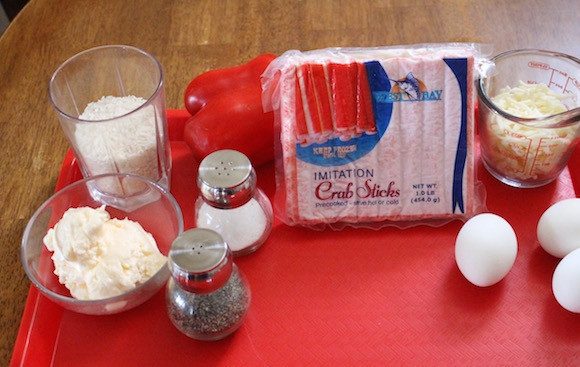 1. Этап. Салат из крабовых палочек с кукурузой: Яйца отварите вкрутую. Промытый рис сварите в подсоленной воде до готовности.