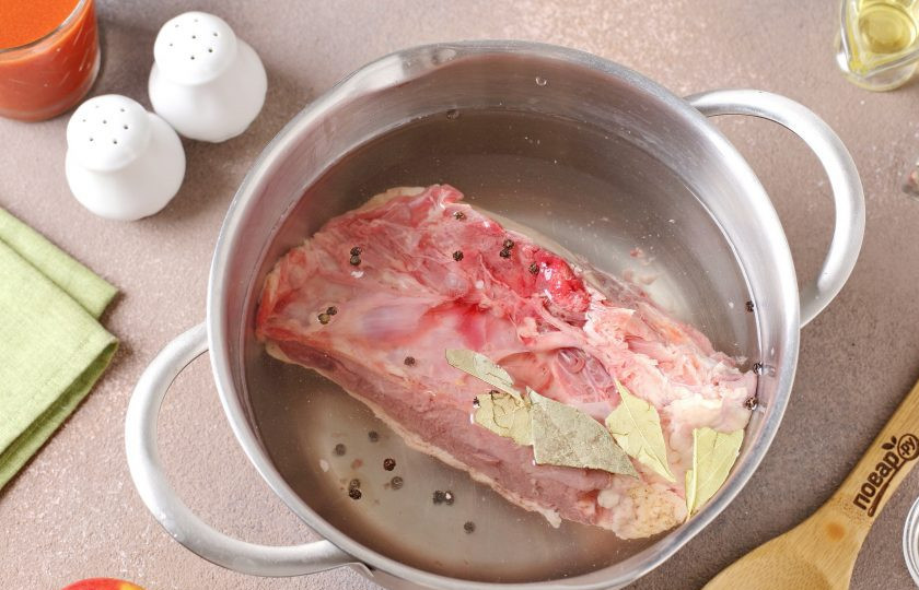 1. Этап. Щи с яблоками: Мясо промойте, переложите в кастрюлю, залейте водой, добавьте лавровый лист, перец горошком, доведите до кипения, снимите пену и варите при слабом кипении до полной готовности (мясо должно хорошо отходить от костей).