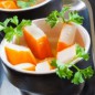 Закуска из крабовых палочек Крабовые палочки разрежьте пополам под углом. Соус выложите в небольшую емкость и повставляйте крабовые палочки. Таким способом и с этим соусом подают креветки, но крабовые палочки дешевле и так же вкусно. Приятного аппетита!!! Для соуса смешайте тертый хрен, майонез и кетчуп до однородности.