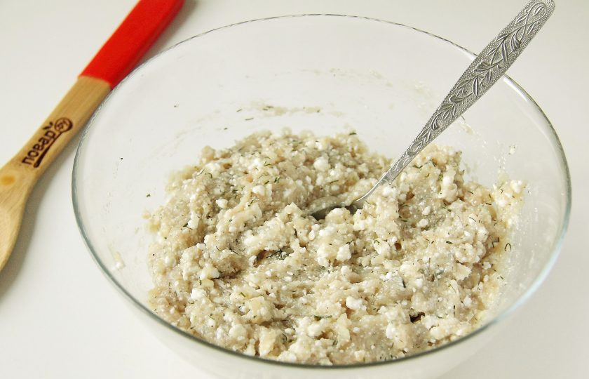 1. Этап. Котлеты из щуки с творогом: Тщательно перемешайте фарш до однородного состояния.