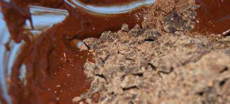 1. Этап. Самые шоколадные печенья: Остатки шоколада можно разломать на мелкие кусочки и добавить в тесто.