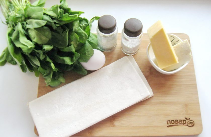 1. Этап. Греческая улитка с сыром и шпинатом: Подготовьте ингредиенты для пирога.