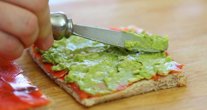 1. Этап. Рулетики из лосося с авокадо: 4. Потом выложите рыбу и размягчённый авокадо.