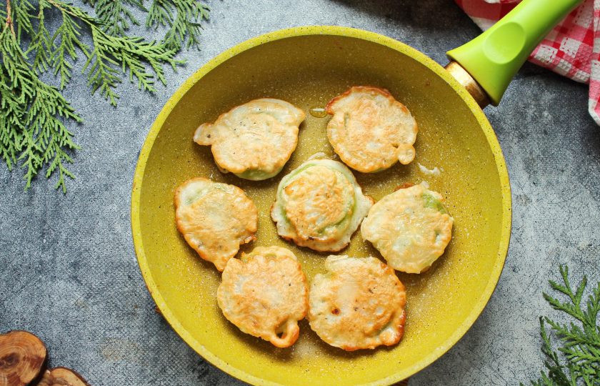 1. Этап. Жареные зеленые помидоры в кляре: Выложите помидоры в кляре в горячее масло и обжаривайте с двух сторон по 2-3 минуты с каждой стороны на среднем огне.