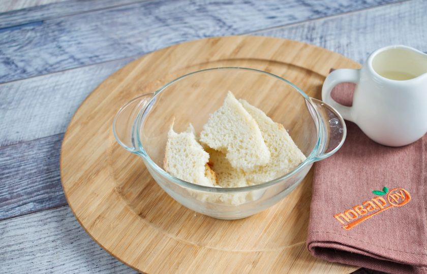 1. Этап. Шведские фрикадельки с кремовым соусом: Хлеб замочите в сливках.