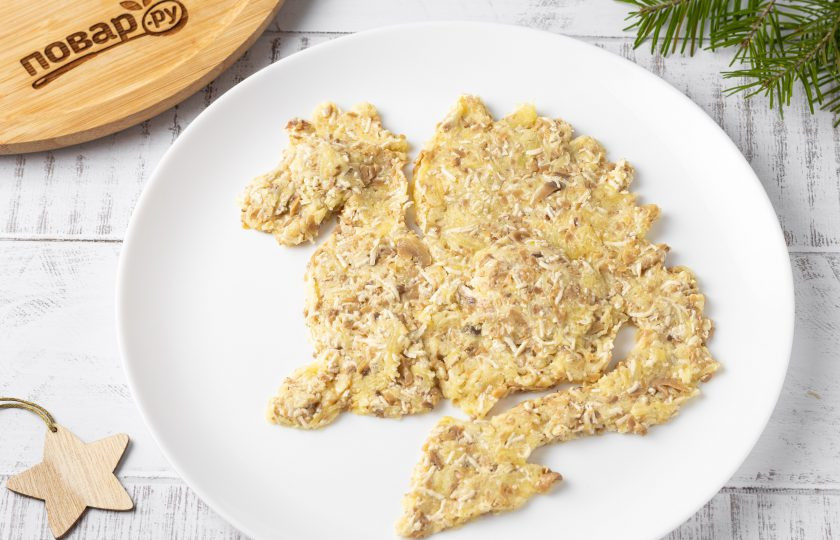 1. Этап. Салат из моркови и тофу на год Дракона: Выложите из салата силуэт дракона.