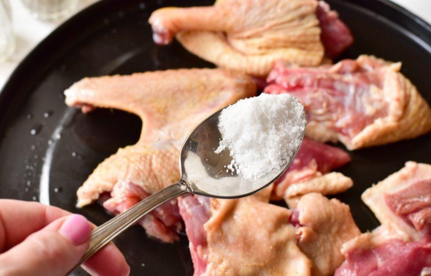 1. Этап. Утка с майонезом в духовке: Хорошо посолите мясо.