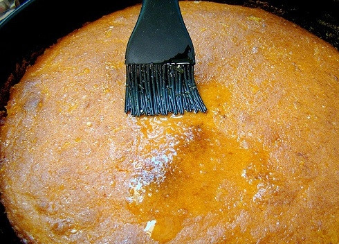 1. Этап. Лимонник пирог: Вынимаем горячий пирог из духовки и пропитываем его лимонно-апельсиновой глазурью.