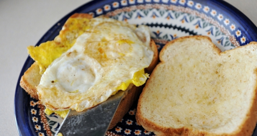 1. Этап. Бутерброд с яичницей: Положите яичницу на один ломтик хлеба.