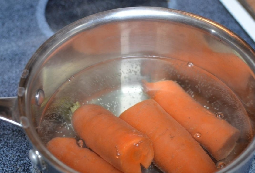 1. Этап. Бутерброды с морковью и сыром: Морковь отвариваем в мундире до полной готовности. Остужаем, очищаем от кожуры.