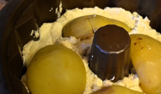 1. Этап. Запеканка Загрушевная: В форму для выпечки выложить половину творожной массы. Сверху выложить остывшие груши.