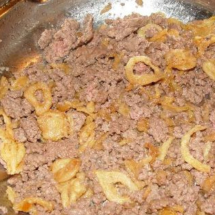 1. Этап. Пирог из спагетти: Обжариваем фарш, добавляем лук.