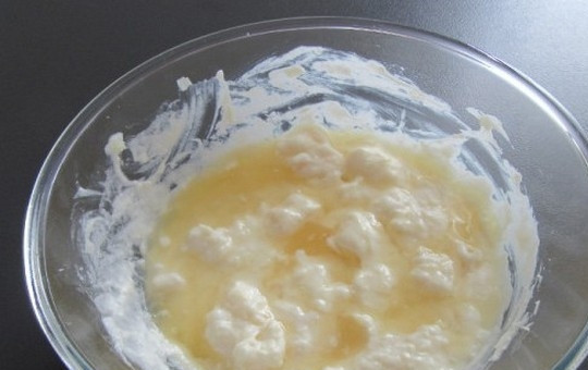 1. Этап. Мусс ананасовый: 8. Влейте растворенный желатин в миску с ананасово-сырной смесью, перемешайте.