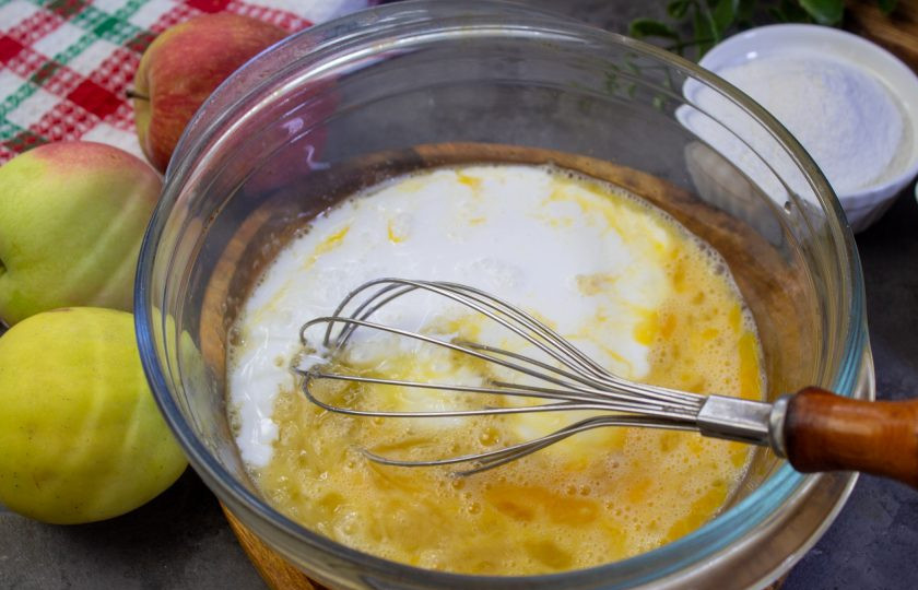 1. Этап. Яблочный пирог сестёр Симили: Влейте молоко и снова перемешайте.