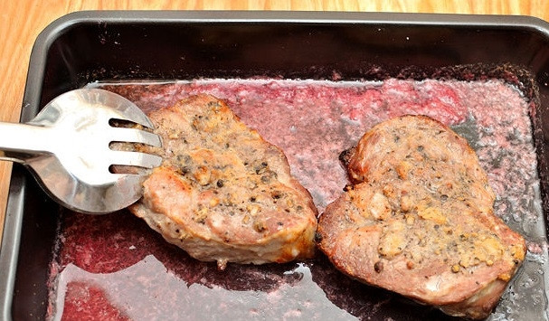 1. Этап. Стейк в винном соусе: 9. По истечению указанного времени, вытащите из духовки мясо и форму с соусом. В винный соус влейте сок из формы, которая была под решеткой, сок вылейте к винному соусу. Туда же выложите мясо. Несколько раз переверните и оставьте на две минуты в соусе.