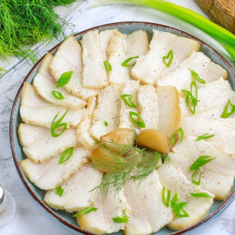 Сало вареное с чесноком