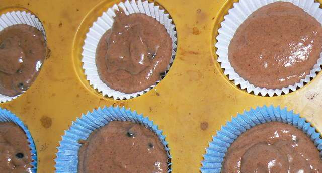 1. Этап. Черничные кексики: 5. Заливаем тесто в формочки и отправляем на 15-20 минут в духовку. После запекания кексикам нужно немного остыть, после чего из можно извлекать из формы.