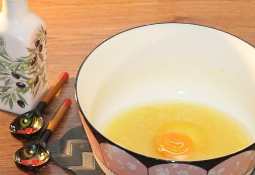 1. Этап. Хлеб на картофельном отваре: 3. В большую миску выложить картофельное пюре (100 г) и влить отвар (100 мл). Добавить сахар (1 ч. л.), соль (1 ч. л.) и растительное масло (2 ст. л.). Вбить в миску 1 куриное яйцо. Хорошо перемешать венчиком до однородной массы.