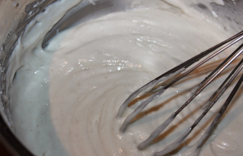 1. Этап. Блины на кефире без яиц: 1. Смешаем кефир, муку, соду, сахар и соль. Пока мешаем, поставим греться чайник. Когда смесь станет однородной, вливаем сюда же быстро полстакана кипятка и замесим жидковатое тесто.