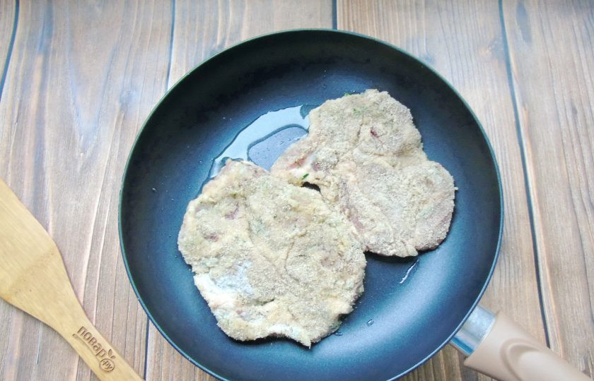 1. Этап. Отбивные в чесночно-укропном маринаде: Выложите в горячую сковороду с подсолнечным маслом. Жарьте до румяной корочки с обеих сторон.