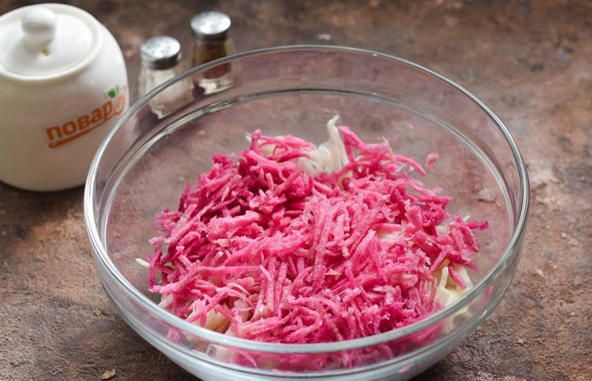 1. Этап. Салат из редьки с капустой: Переложите капусту в миску. Редьку очистите и натрите на средней терке. Добавьте редьку в капусту.
