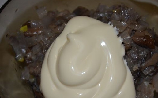 1. Этап. Куриные медальоны: Добавляем к грибам и луку майонез. Перемешиваем.