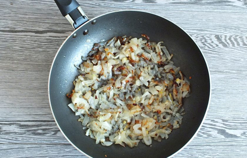 1. Этап. Пирог с пикшей: Репчатый лук нарежьте средними кусочками и обжарьте до румяного цвета.