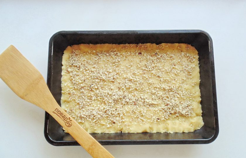 1. Этап. Пирог с орехами и вареньем: Посыпьте тесто измельченными орехами.