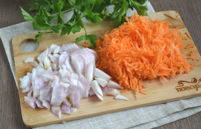 1. Этап. Ленивые голубцы под соусом: Лук натрите на мелкой терке, а лук порежьте мелкими кубиками.