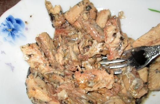 1. Этап. Пирожки с сайрой: Из сайры слейте сок, удалите косточки, разомните рыбку вилкой.