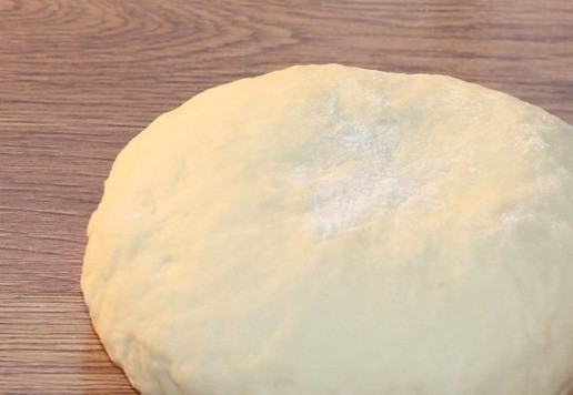 1. Этап. Пирожки «Придорожные»: 8. Только на замес теста у меня ушло 450 грамм муки. Собираем тесто в ком и округляем.