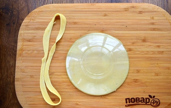 1. Этап. Исландский рождественский хлеб: Раскатайте каждую в очень тонкую лепешку, обрежьте с помощью тарелки (d=15-20 см). Складывайте лепешки между листами пергамента, сверху накрывайте влажным х/б полотенцем. Затем нарежьте и раскатайте следующую порцию лепешек. Обрезки, чтобы они не высохли, можно сразу же обжарить и съесть. ;)