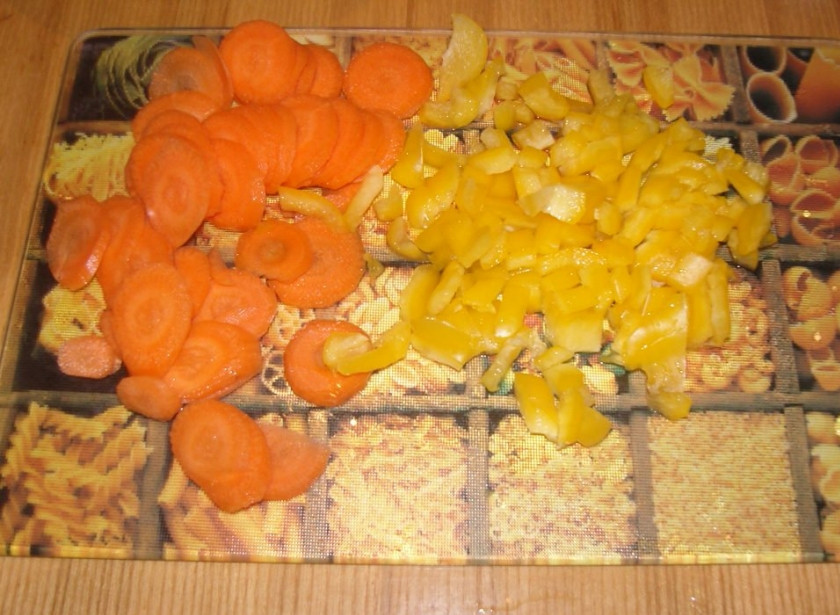 1. Этап. Куриные окорочка в соусе: 6. Морковку и перец моем, нарезаем - морковь кругляшами, а перец кубиками.