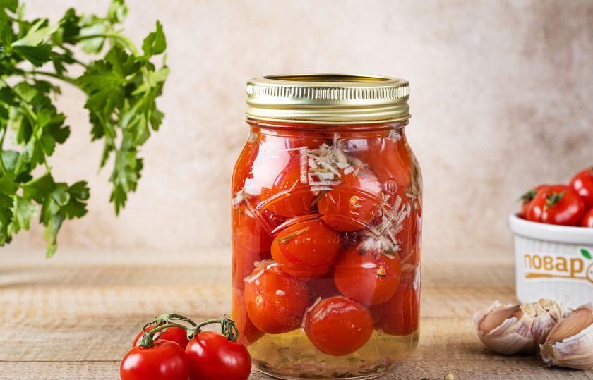 1. Этап. Помидоры с чесноком без уксуса на зиму: После помидоры можно убирать в прохладное тёмное место на хранение.