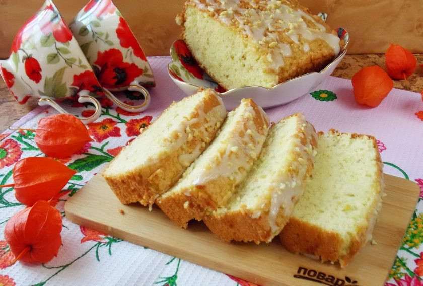 1. Этап. Фисташковый кекс: Готовый кекс разрежьте на кусочки и подавайте к чаю.