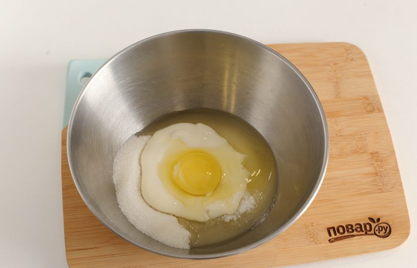 1. Этап. Шарлотка на одном яйце: В глубокой миске соедините яйцо, сахар, соль и сметану.