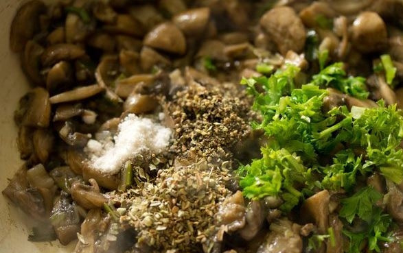 1. Этап. Горячие бутерброды с шампиньонами: К грибам добавьте перец, петрушку и перемешайте. Обжаривайте до тех пор, пока не испариться вода.