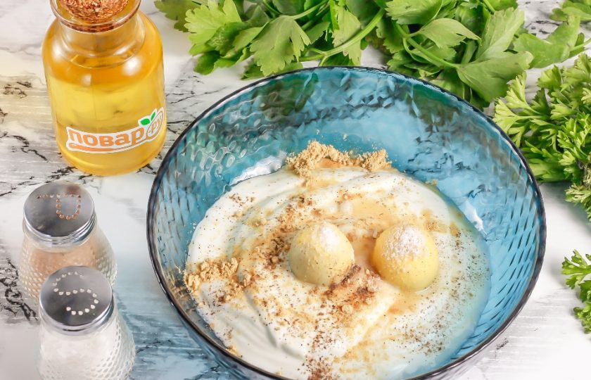 1. Этап. Майонез из сметаны с желтками: Всыпьте соль и молотый черный перец. По желанию вы можете использовать и другие специи и пряности.