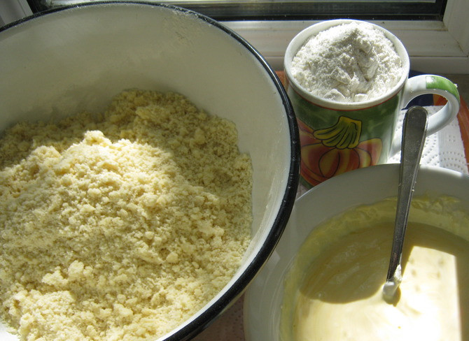 1. Этап. Мутаки с орехами: Перемешиваем в миске соль, разрыхлитель, муку, ванилин.