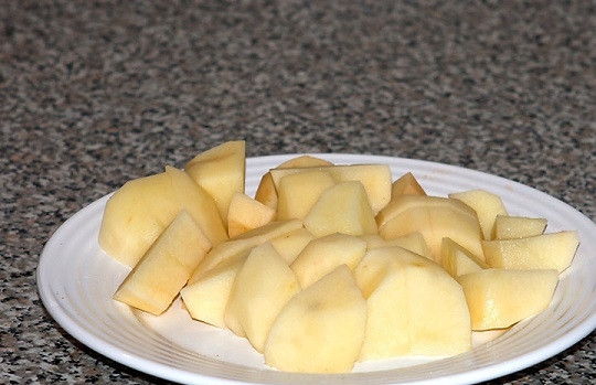 1. Этап. Картофельный суп на курином бульоне: 5. Очистите и нарежьте небольшими кусочками картофель. Выложите в кастрюлю и варите на среднем огне до мягкости. В процессе посолите и добавьте любимые специи.