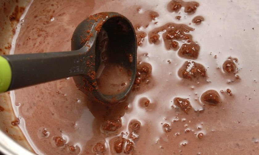 1. Этап. Шоколадное молоко: Ингредиенты хорошо перемешиваем и ставим смесь в микроволновку нагреваться практически до закипания.