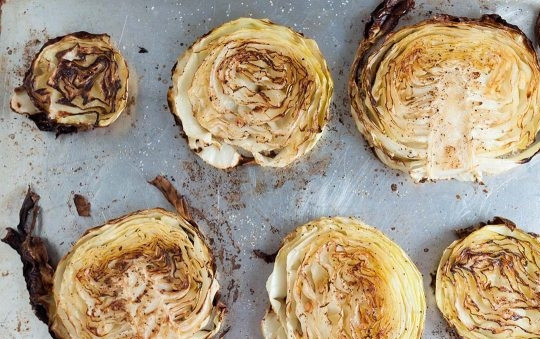 1. Этап. Запеченная капуста с гремолатой: 3. Запекайте минут 20, потом переверните и еще 15-20 минут подрумяньте с другой стороны.