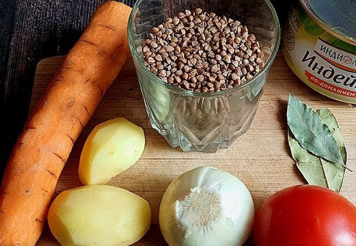 1. Этап. Гречневый суп с тушёнкой Походный: Готовим продукты для супа. Суп на природе будем готовить густой. По сути это и первое, и второе. Для супа я буду использовать тушёнку ТМ ИНДИЛАЙТ из 100% мяса индейки по-домашнему. Халяль, диетическая.