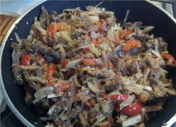 1. Этап. Говядина по-японски: Убавляем огонь до медленного и тушим до полного приготовления капусты. Соль в оригинале не используется, готовое блюдо просто поливают соевым соусом. Приятного вам аппетита!