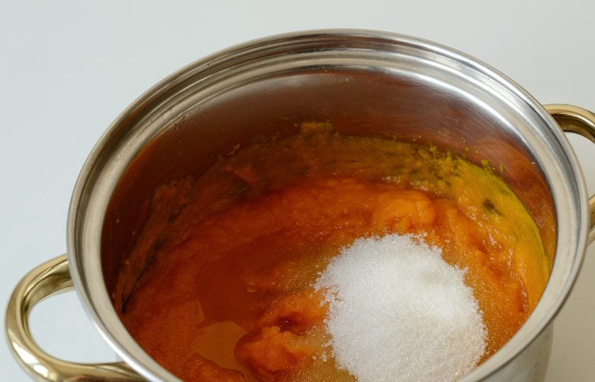 1. Этап. Тыквенный мармелад: Добавьте сахар и лимонный сок, томите на медленном огне примерно 20 минут. Постоянно помешивайте, пюре должно загустеть.