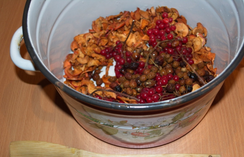 1. Этап. Компот из калины и яблок: Добавляем промытый сушеный (или свежий) шиповник.