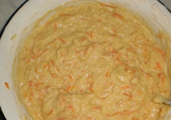 1. Этап. Котлеты из моркови и кабачков: Также добавьте в фарш измельченный чеснок, муку и хорошо перемешайте до образования однородной массы.