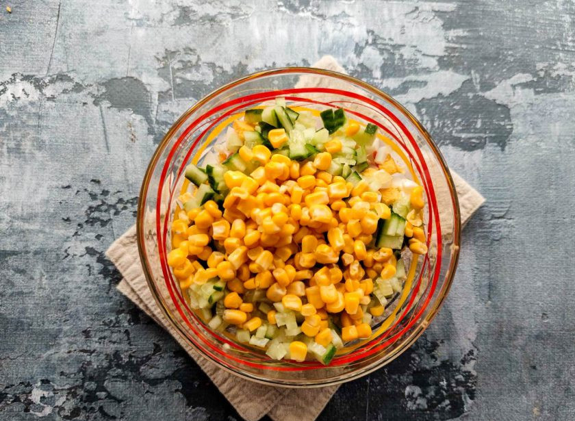 1. Этап. Крабовый салат с грецкими орехами: Высыпьте кукурузу.