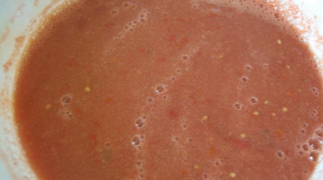 1. Этап. Баклажанная икра на зиму: 3. Очистите томаты от кожуры, затем с помощью мясорубки измельчите их в пюре.