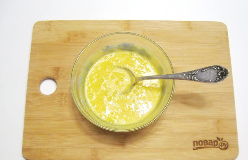 1. Этап. Рубленый торт: Желтки разотрите с сахаром.